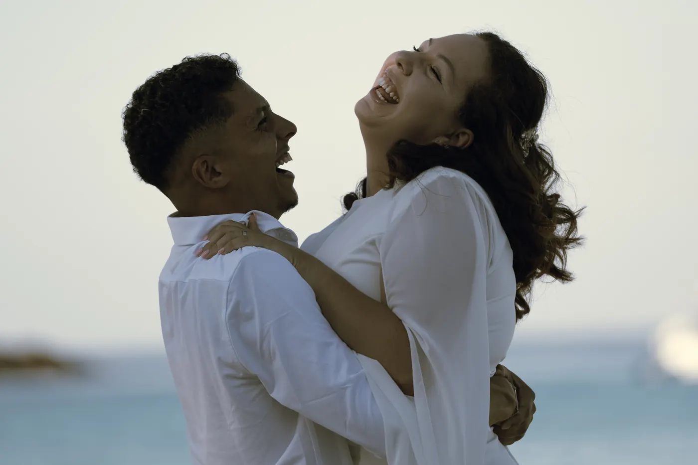 Pareja riendo junto al mar en Mallorca
