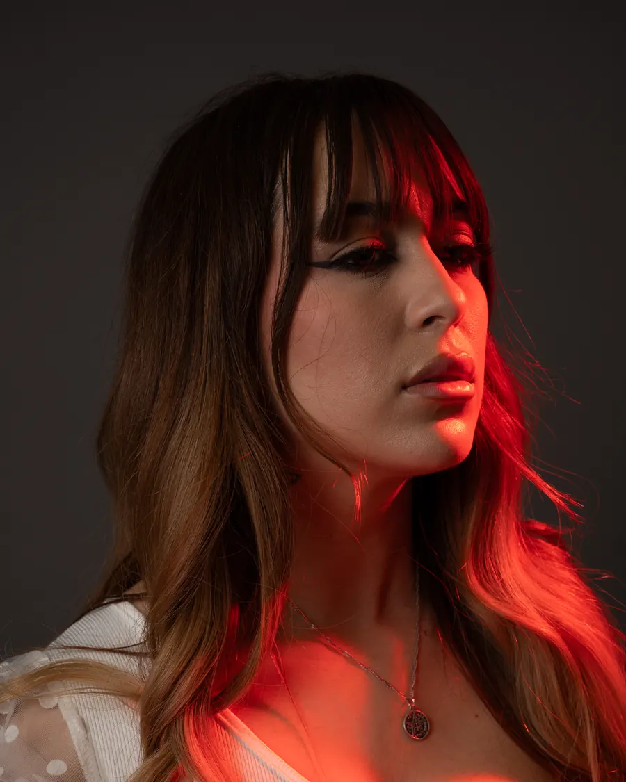 Retrato de estudio con luz roja lateral