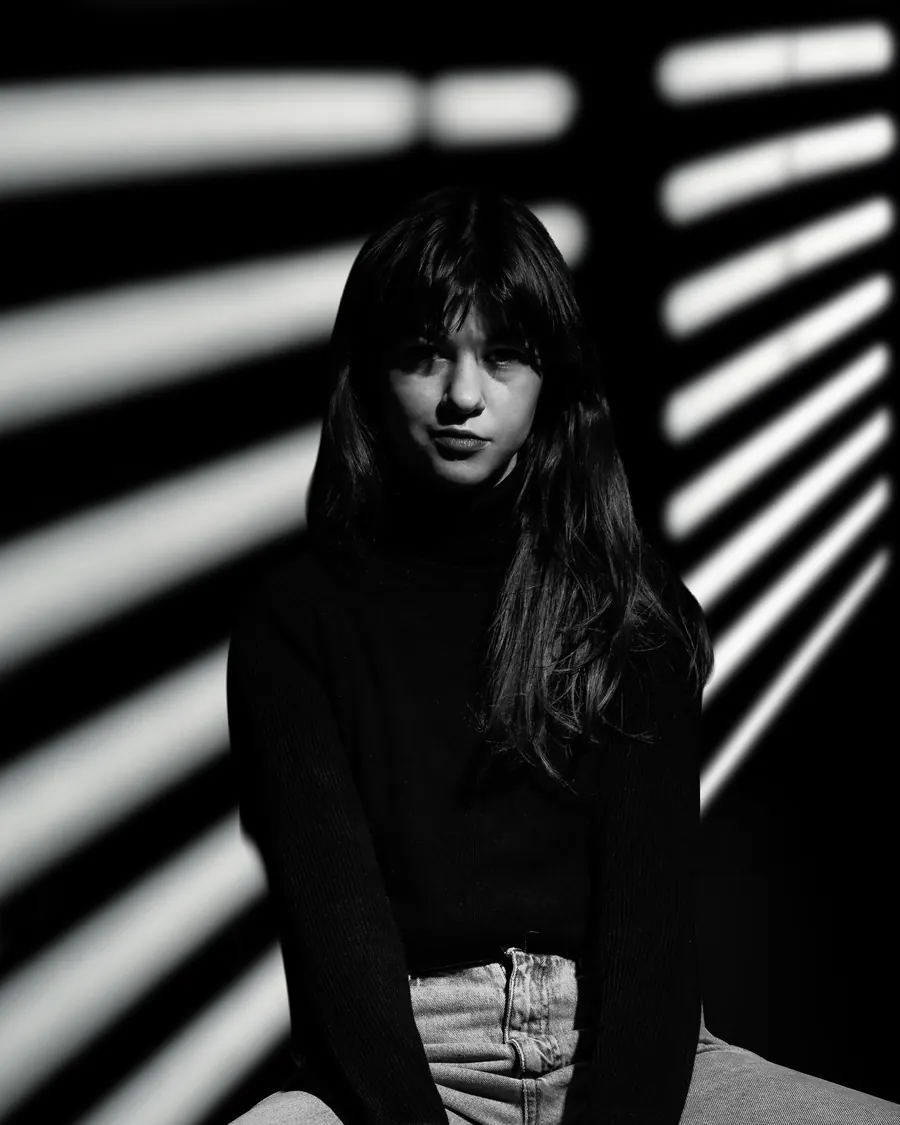 Retrato en blanco y negro con luz de persiana