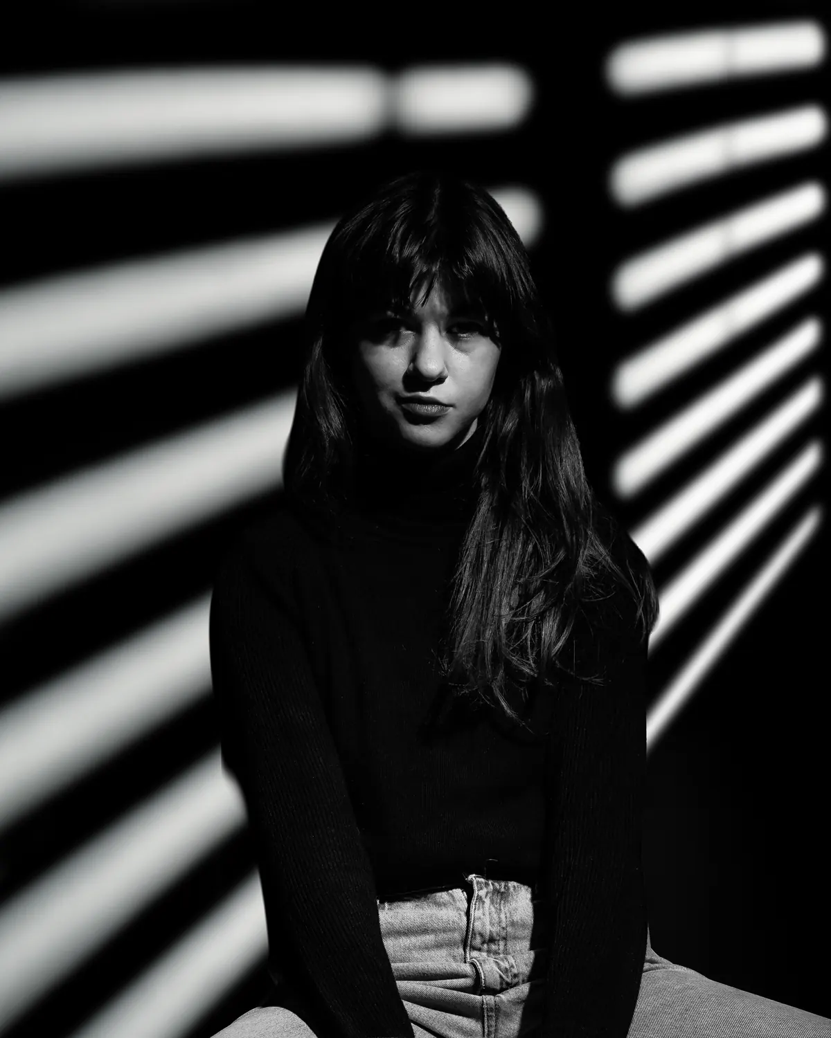 Retrato de estudio en blanco y negro con luz de persiana