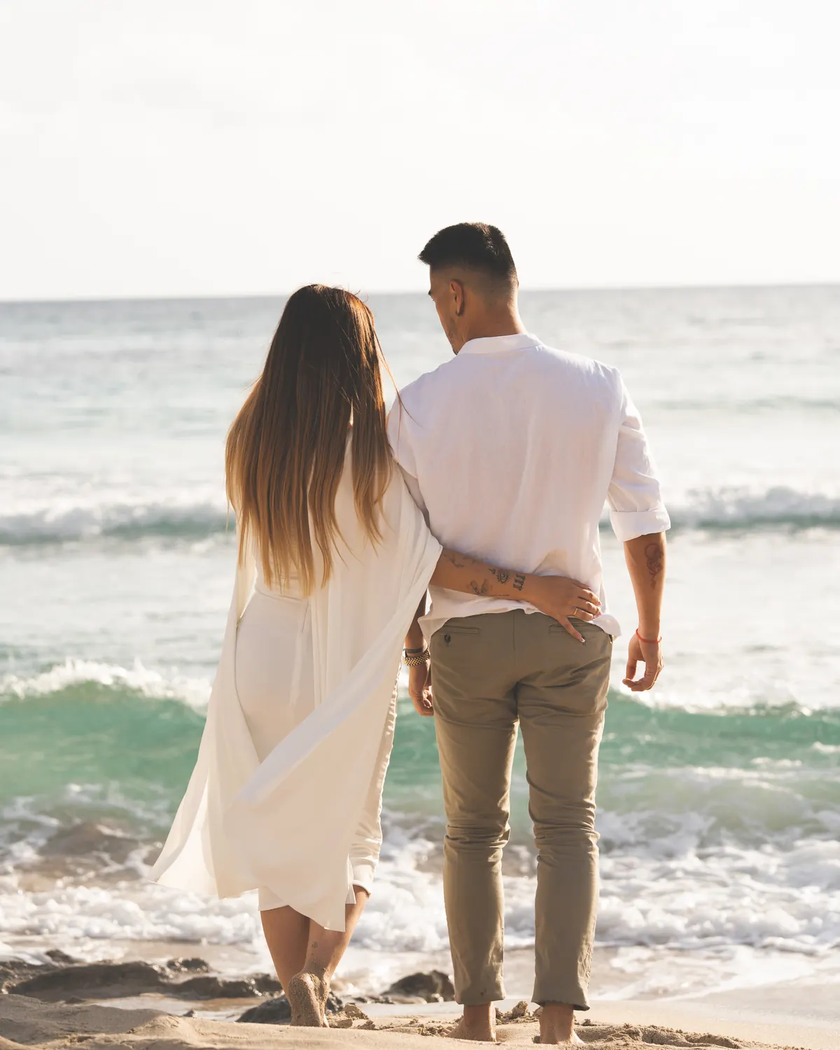 Pareja paseando por la orilla del mar en Mallorca