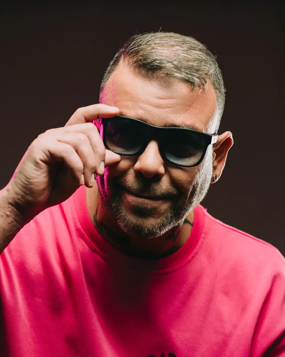 Jose Richarte sonriendo con gafas de sol en su estudio de Mallorca