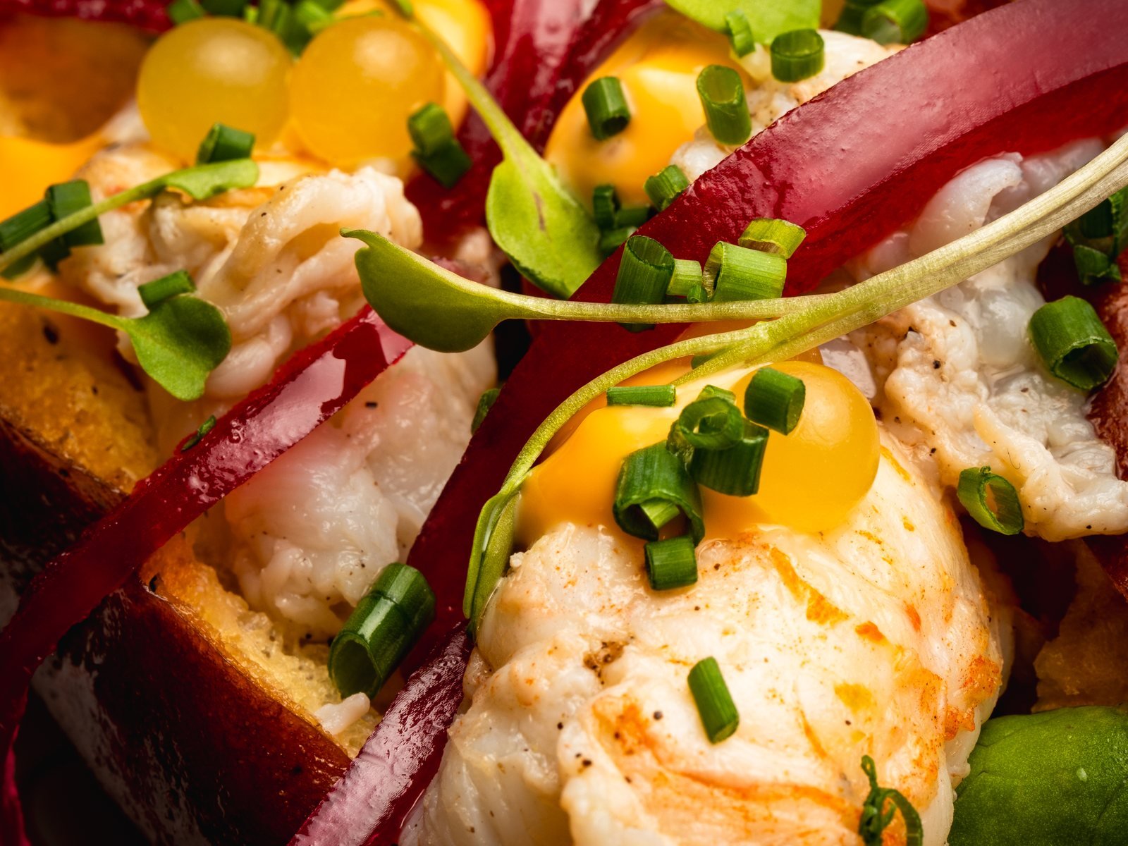 Detalle muy cerrado de langostino con tomate y cebollino, encuadre de detalle para redes