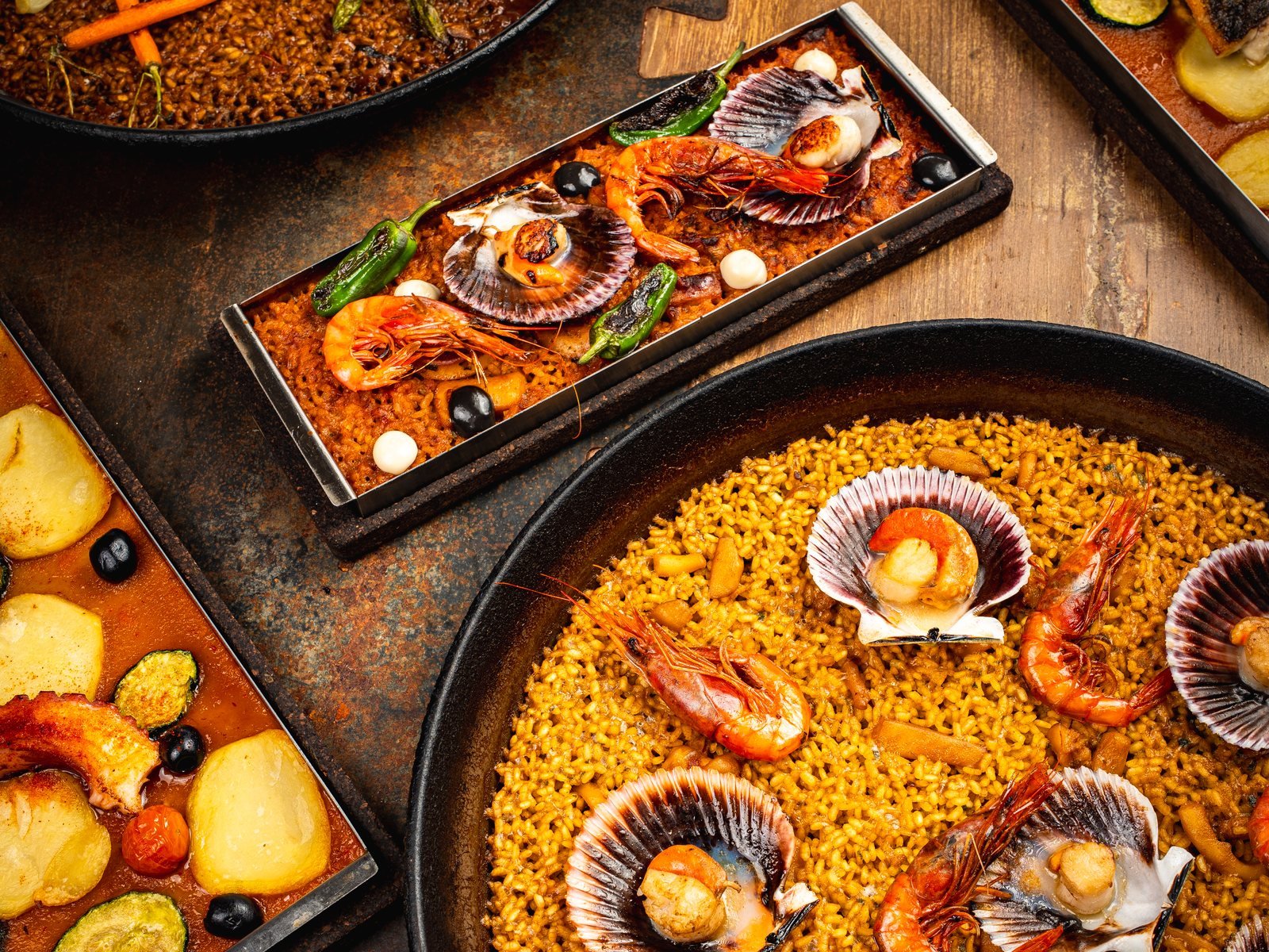 Mesa con paella, arroces y platos para compartir vista desde arriba, sesión de fotos para restaurantes en Mallorca